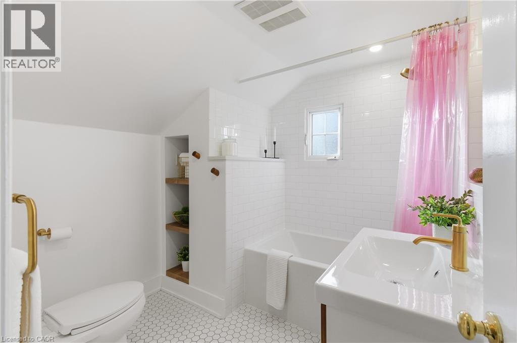73 Arkell Street, Hamilton, ON - Indoor Photo Showing Bathroom