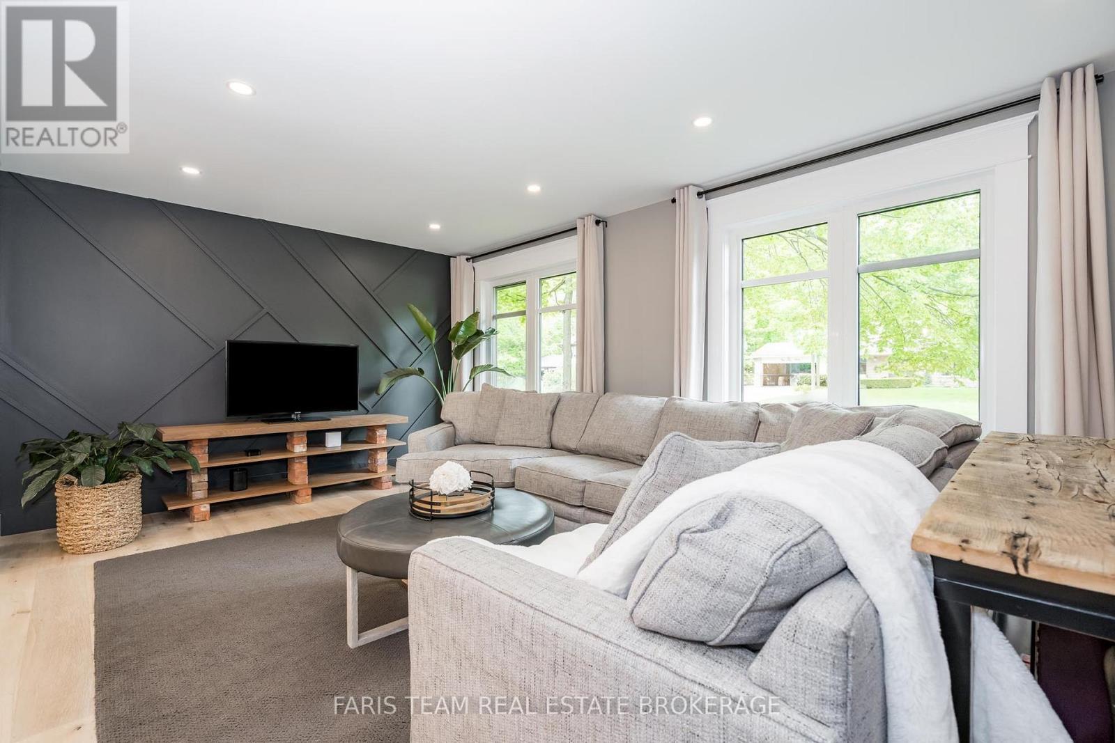 8 Malta Crescent, Springwater, ON - Indoor Photo Showing Living Room