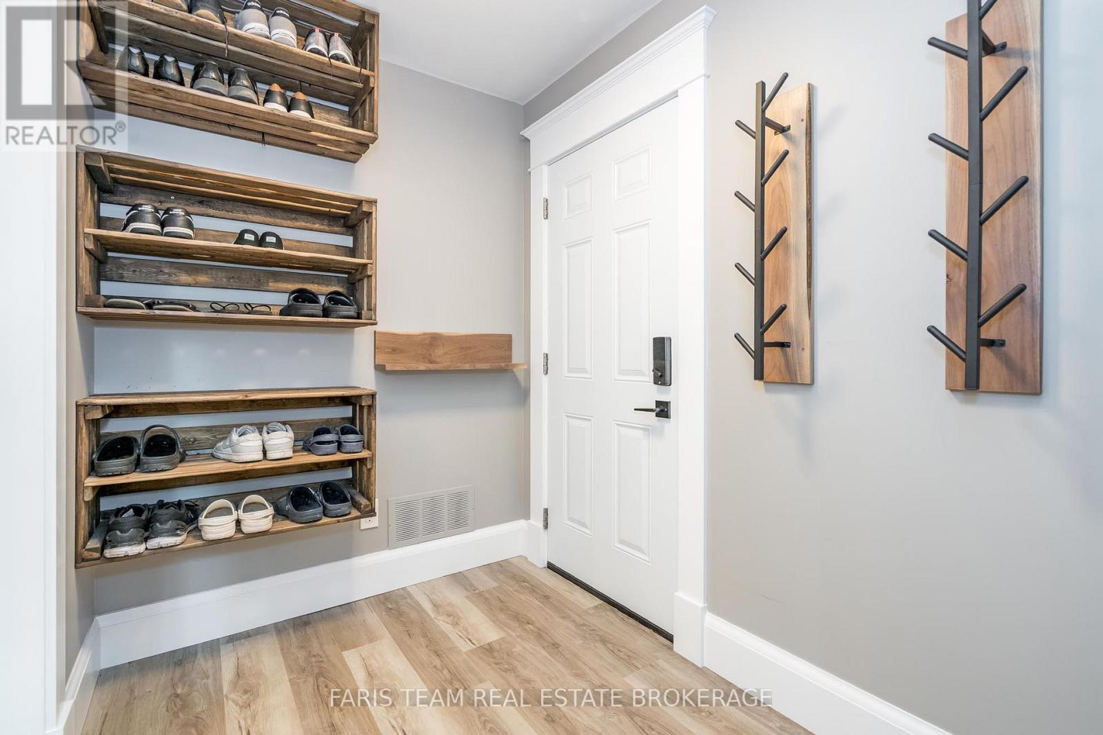 8 Malta Crescent, Springwater, ON - Indoor Photo Showing Other Room