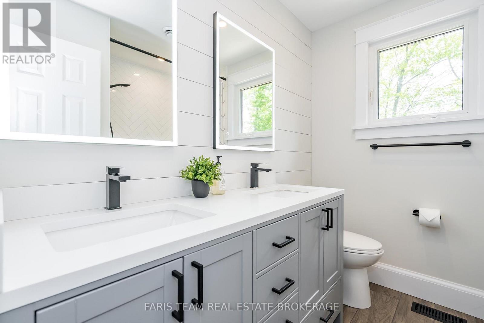 8 Malta Crescent, Springwater, ON - Indoor Photo Showing Bathroom