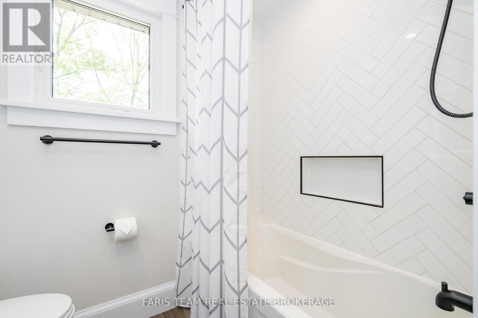 8 Malta Crescent, Springwater, ON - Indoor Photo Showing Bathroom