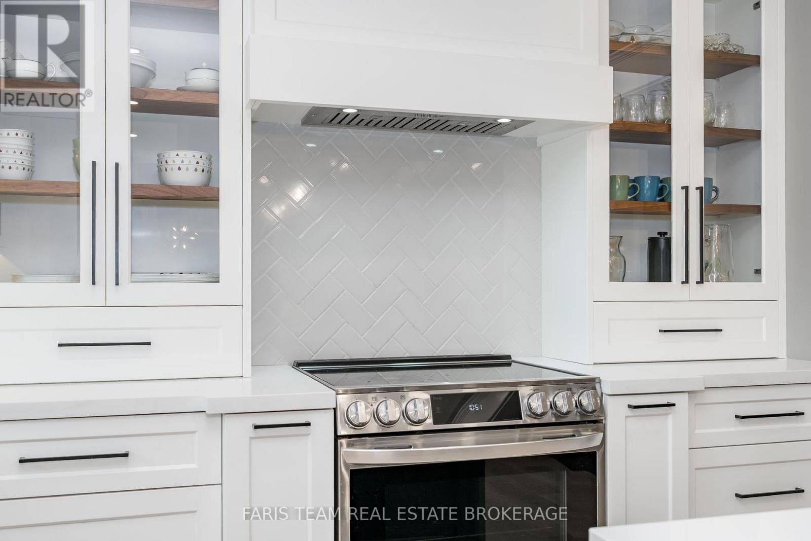 8 Malta Crescent, Springwater, ON - Indoor Photo Showing Kitchen