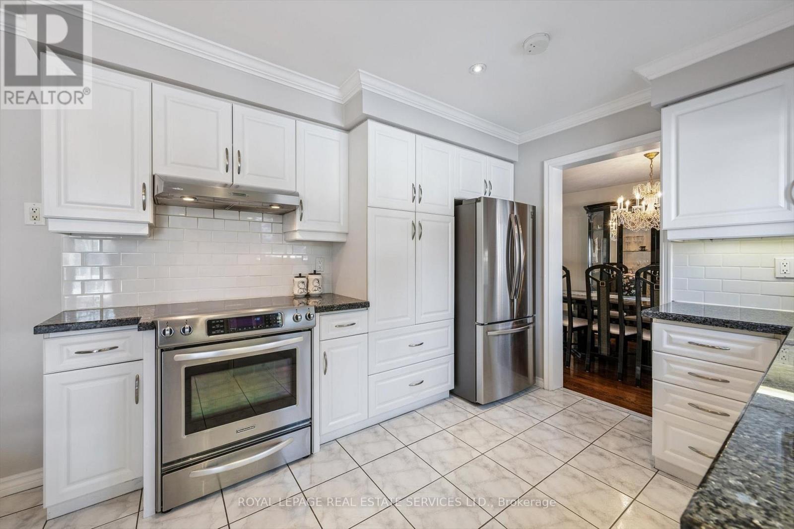 4085 Twine Crescent, Mississauga, ON - Indoor Photo Showing Kitchen With Upgraded Kitchen
