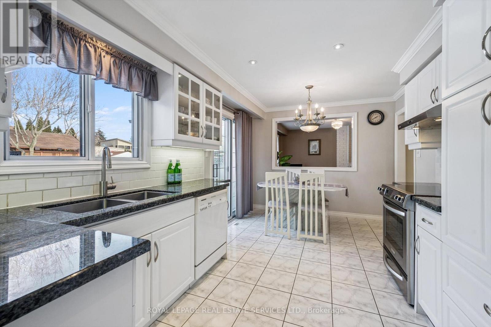 4085 Twine Crescent, Mississauga, ON - Indoor Photo Showing Kitchen With Double Sink With Upgraded Kitchen