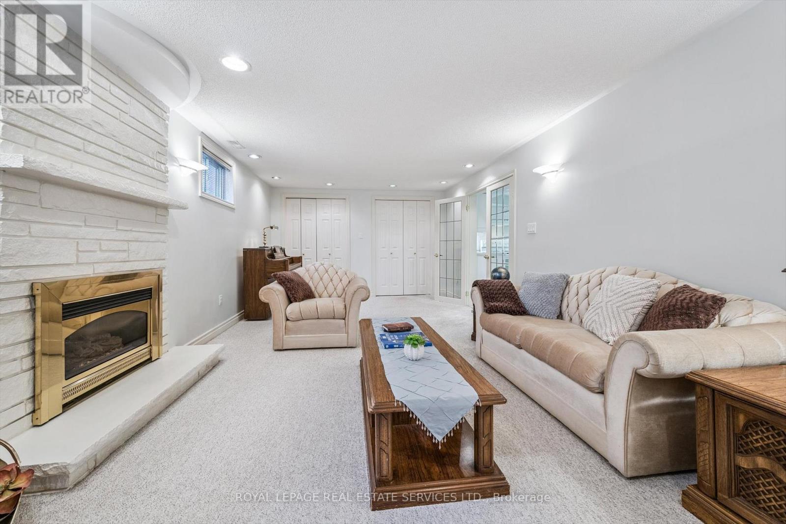 4085 Twine Crescent, Mississauga, ON - Indoor Photo Showing Living Room With Fireplace