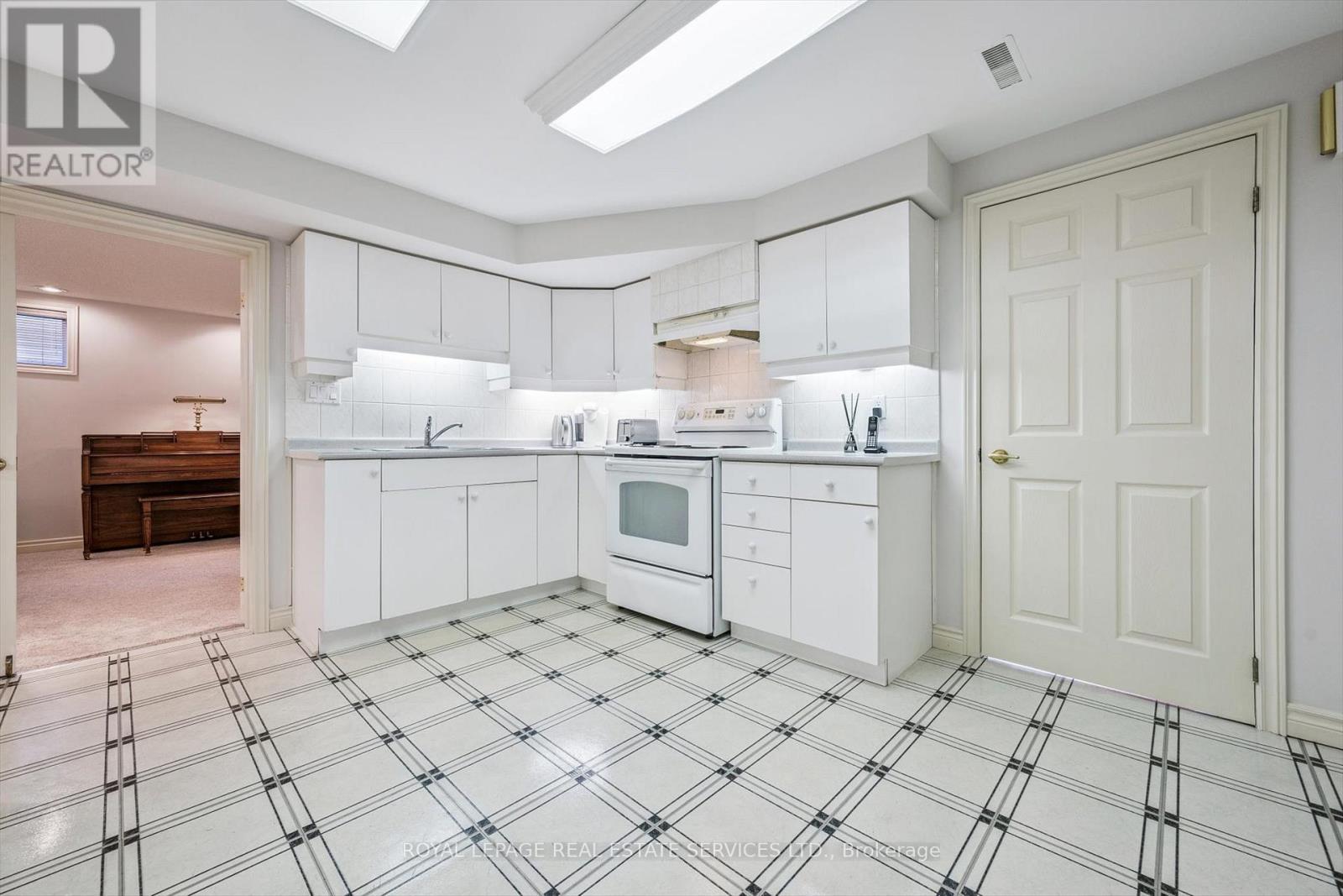 Basement Kitchen - 4085 Twine Crescent, Mississauga, ON - Indoor Photo Showing Kitchen