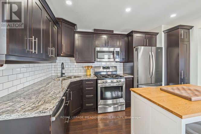 284 Ivon Avenue, Hamilton, ON - Indoor Photo Showing Kitchen With Double Sink With Upgraded Kitchen