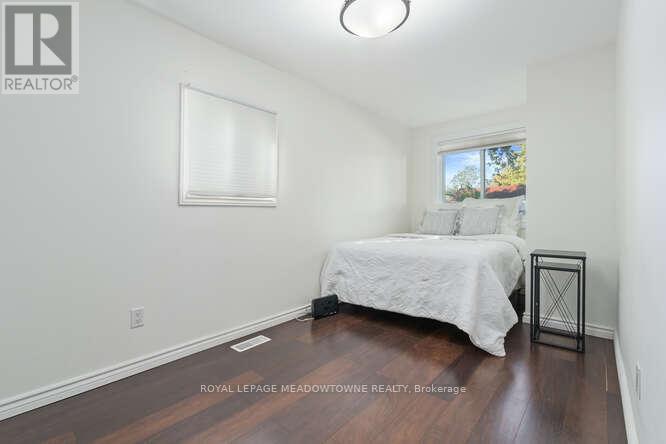 284 Ivon Avenue, Hamilton, ON - Indoor Photo Showing Bedroom