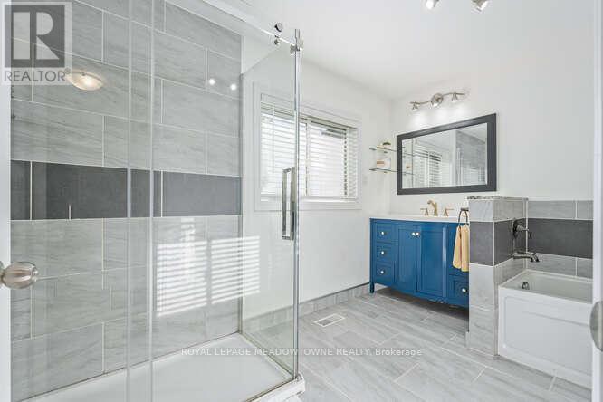 284 Ivon Avenue, Hamilton, ON - Indoor Photo Showing Bathroom