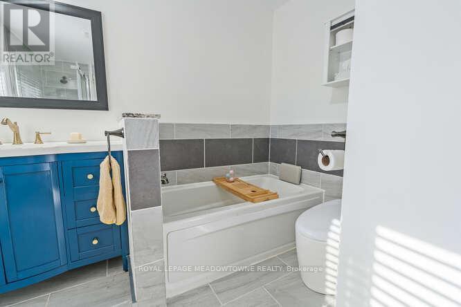 284 Ivon Avenue, Hamilton, ON - Indoor Photo Showing Bathroom