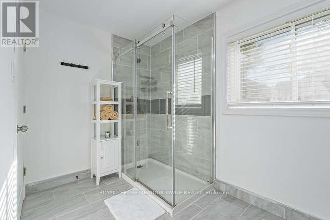 284 Ivon Avenue, Hamilton, ON - Indoor Photo Showing Bathroom