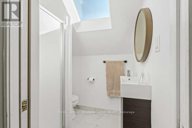 284 Ivon Avenue, Hamilton, ON - Indoor Photo Showing Bathroom