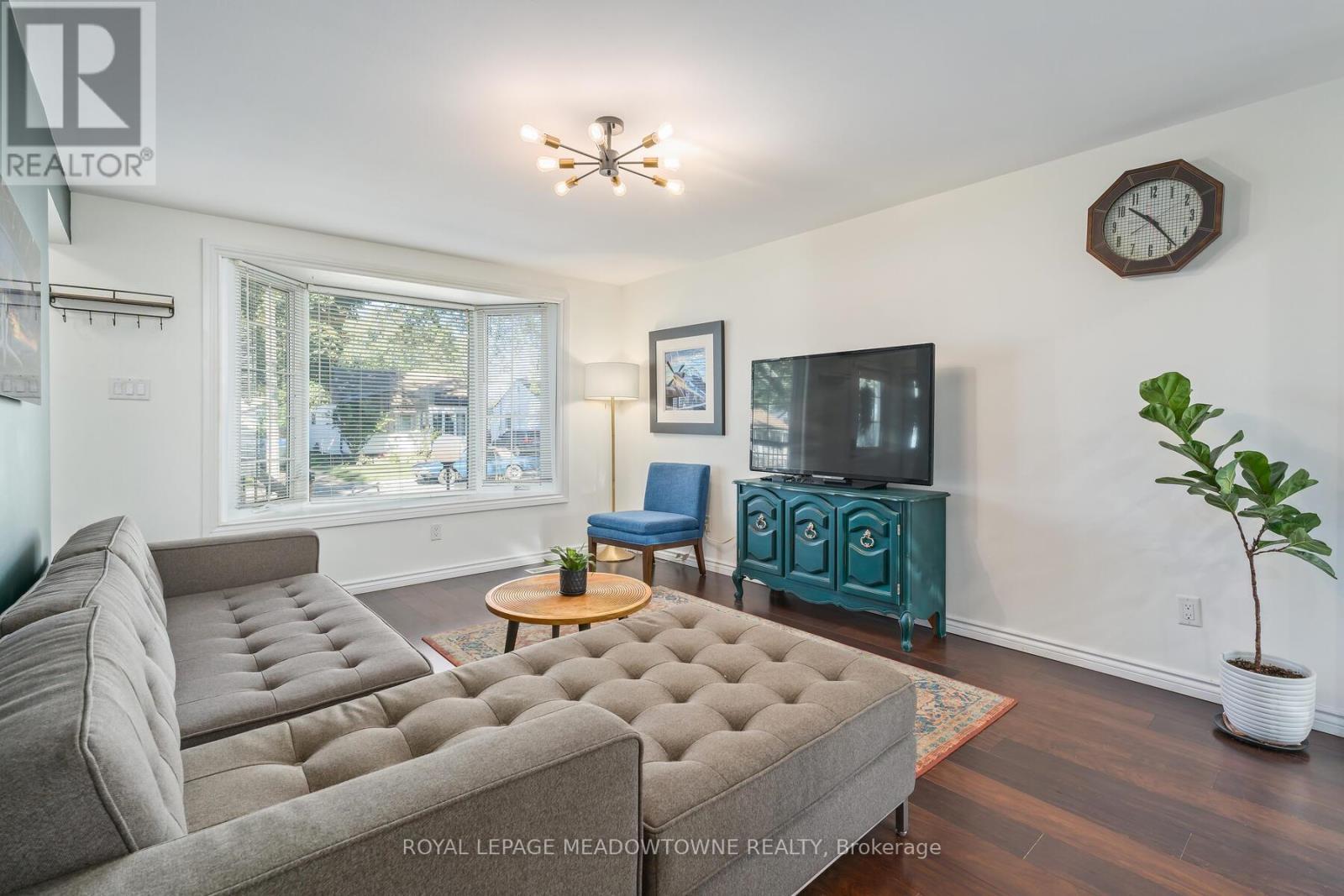 284 Ivon Avenue, Hamilton, ON - Indoor Photo Showing Living Room