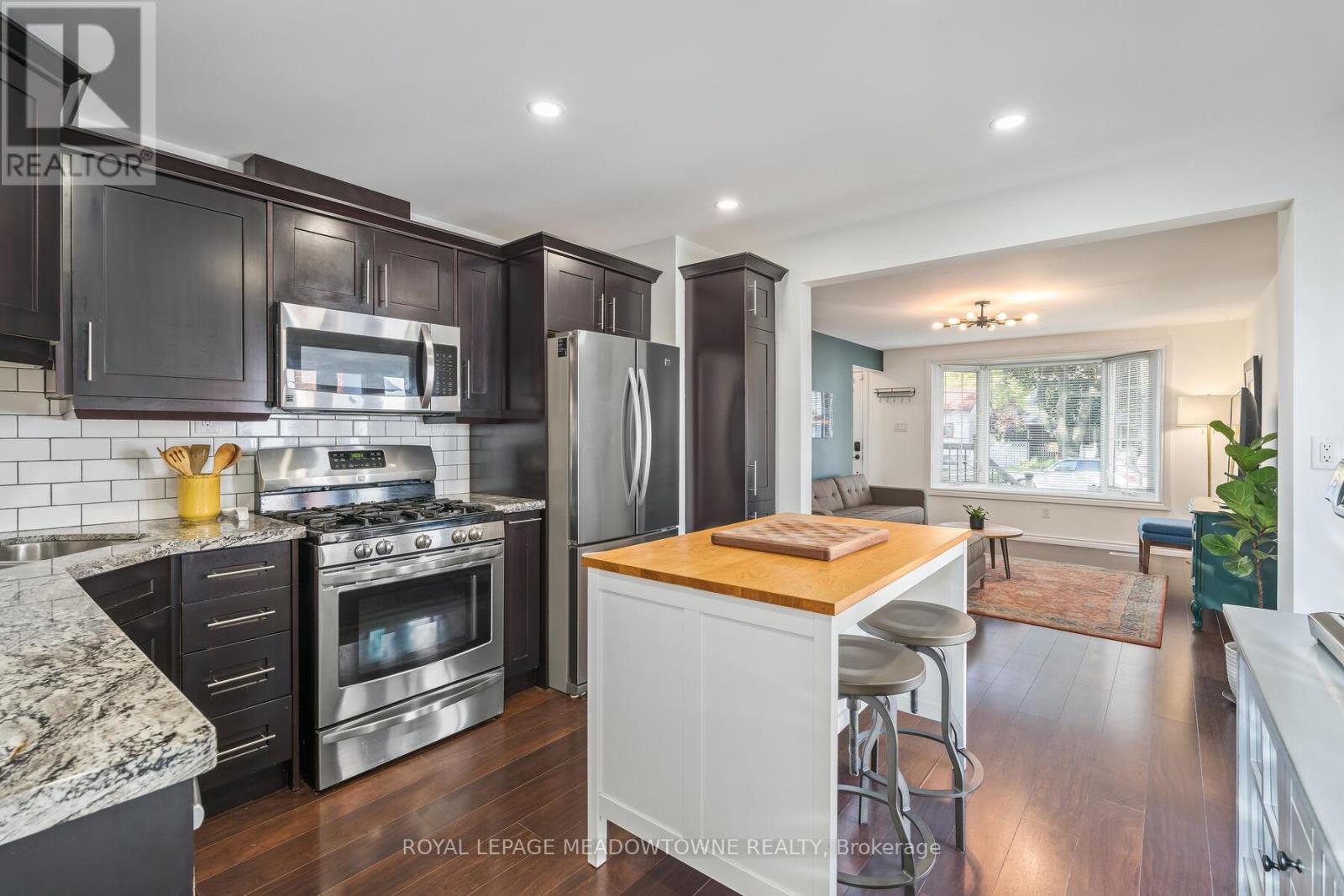 284 Ivon Avenue, Hamilton, ON - Indoor Photo Showing Kitchen With Upgraded Kitchen