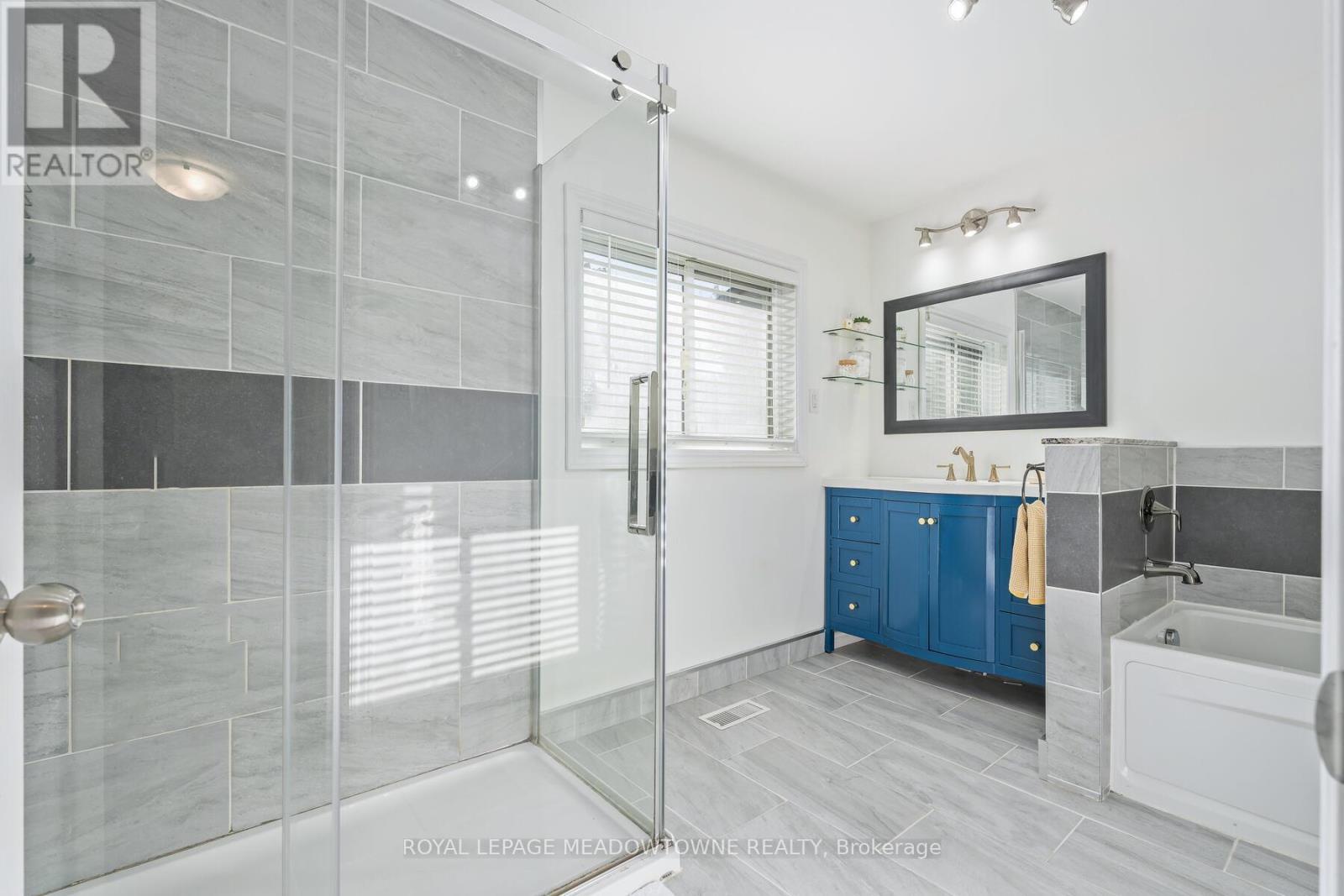 284 Ivon Avenue, Hamilton, ON - Indoor Photo Showing Bathroom