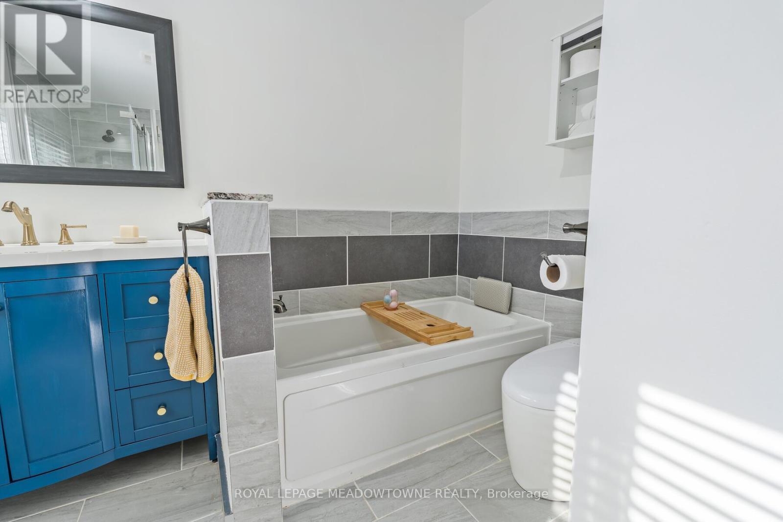 284 Ivon Avenue, Hamilton, ON - Indoor Photo Showing Bathroom