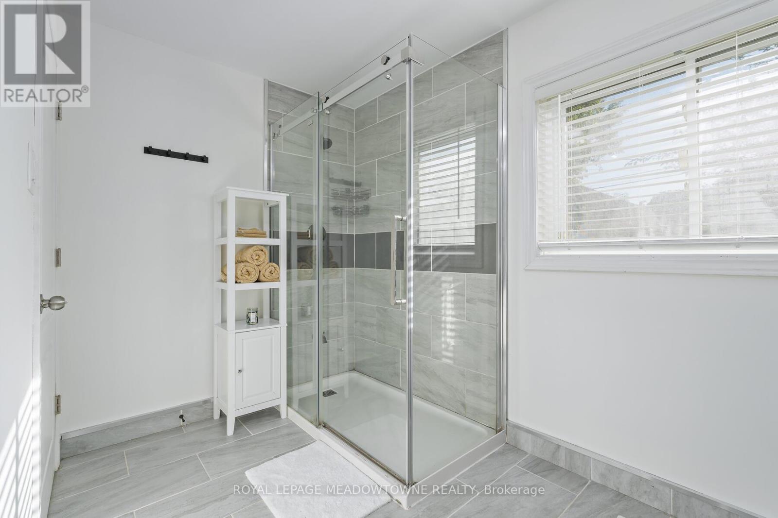 284 Ivon Avenue, Hamilton, ON - Indoor Photo Showing Bathroom