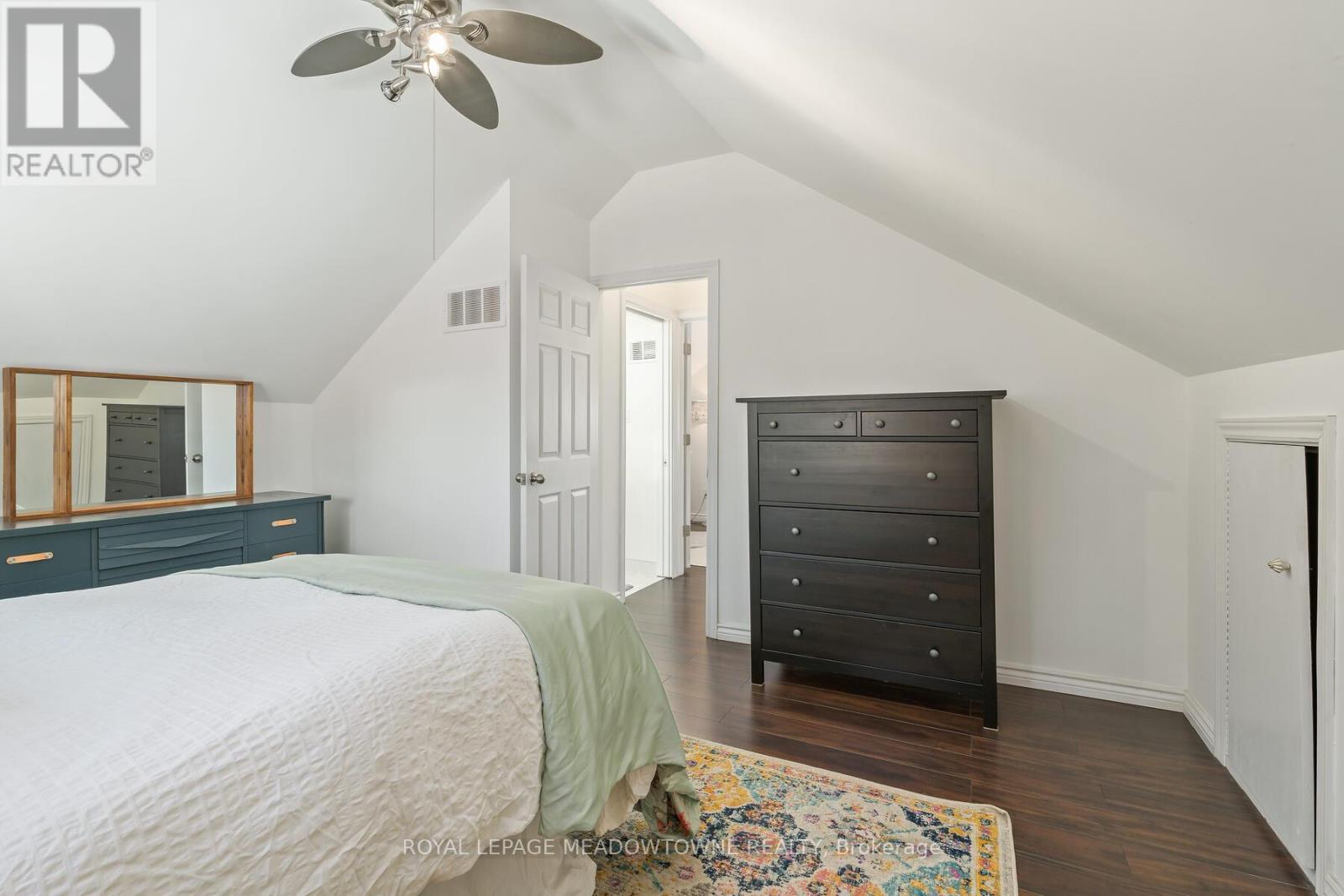 284 Ivon Avenue, Hamilton, ON - Indoor Photo Showing Bedroom
