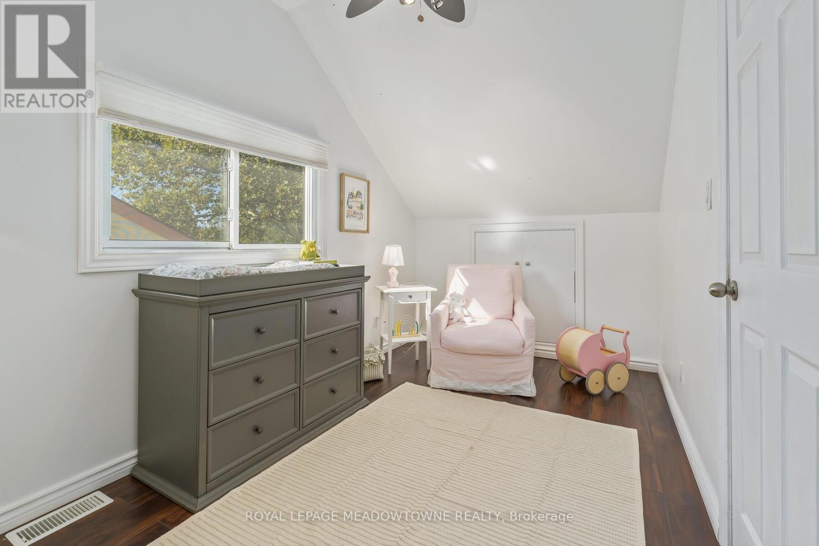 284 Ivon Avenue, Hamilton, ON - Indoor Photo Showing Bedroom