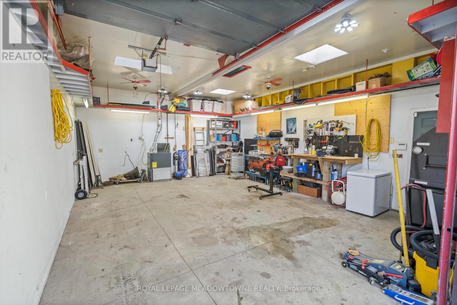 284 Ivon Avenue, Hamilton, ON - Indoor Photo Showing Garage