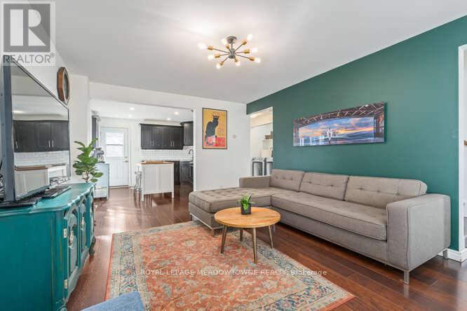 284 Ivon Avenue, Hamilton, ON - Indoor Photo Showing Living Room