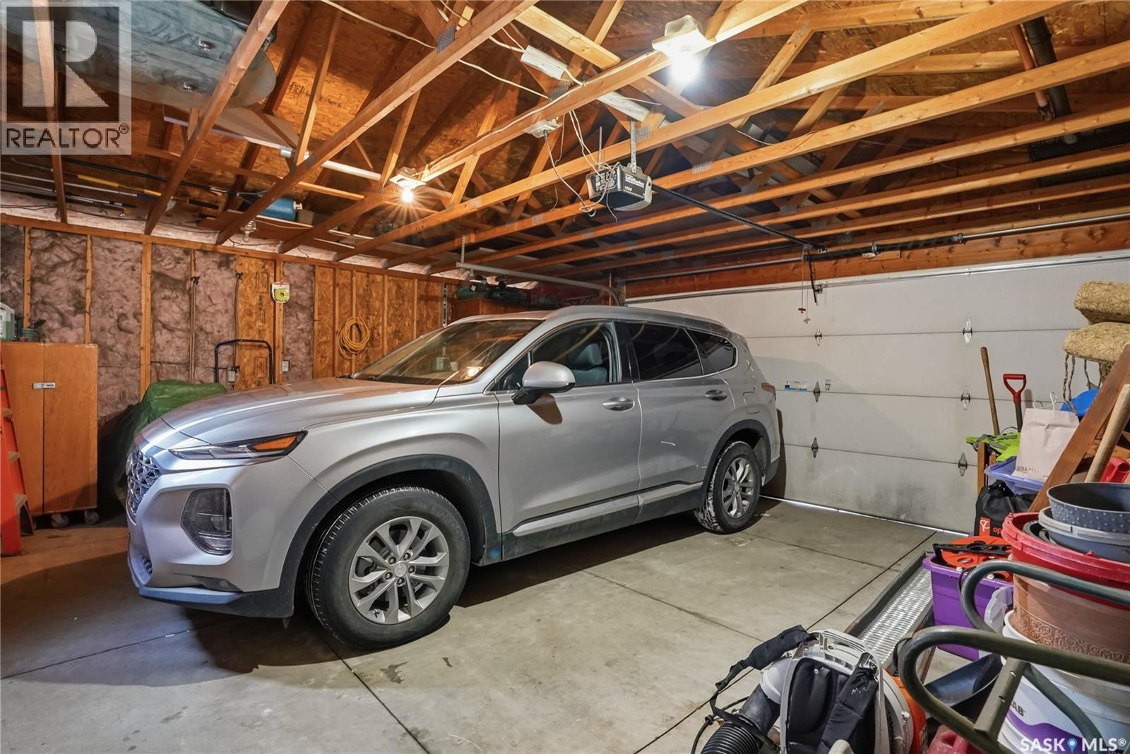 66 Confederation Crescent, Saskatoon, SK - Indoor Photo Showing Garage