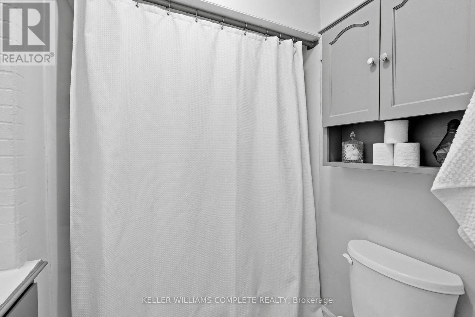 20 East 18Th Street, Hamilton, ON - Indoor Photo Showing Bathroom