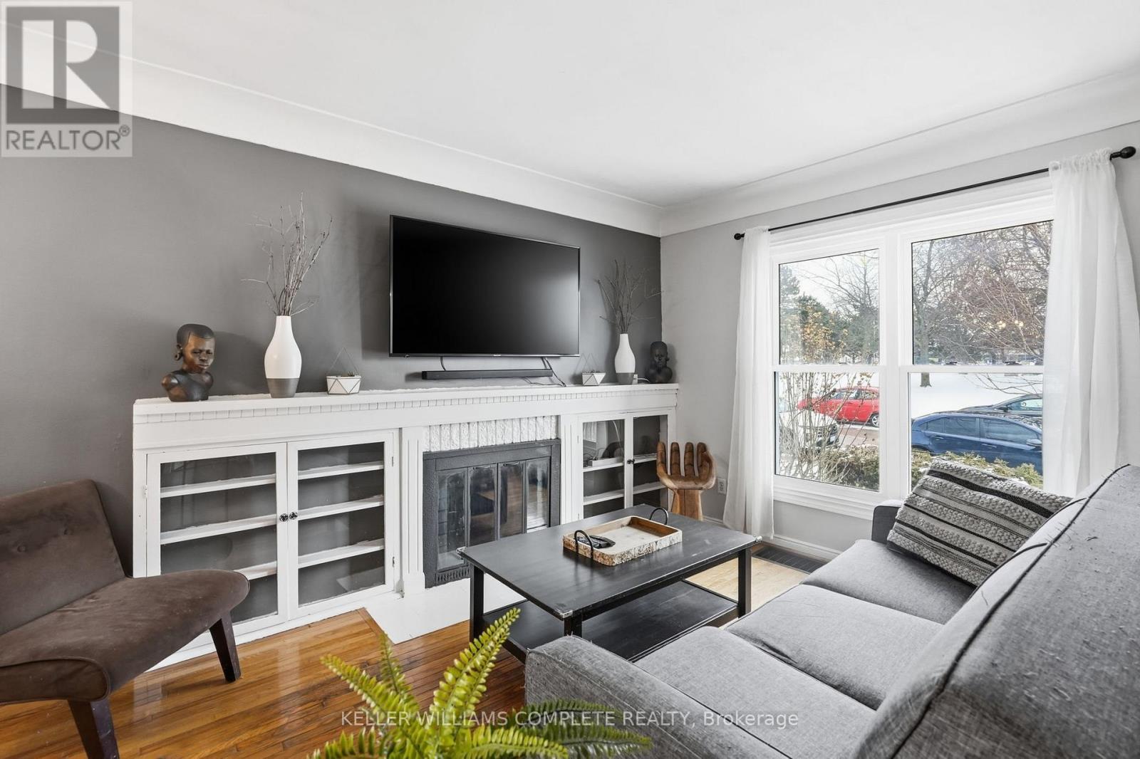 20 East 18Th Street, Hamilton, ON - Indoor Photo Showing Living Room