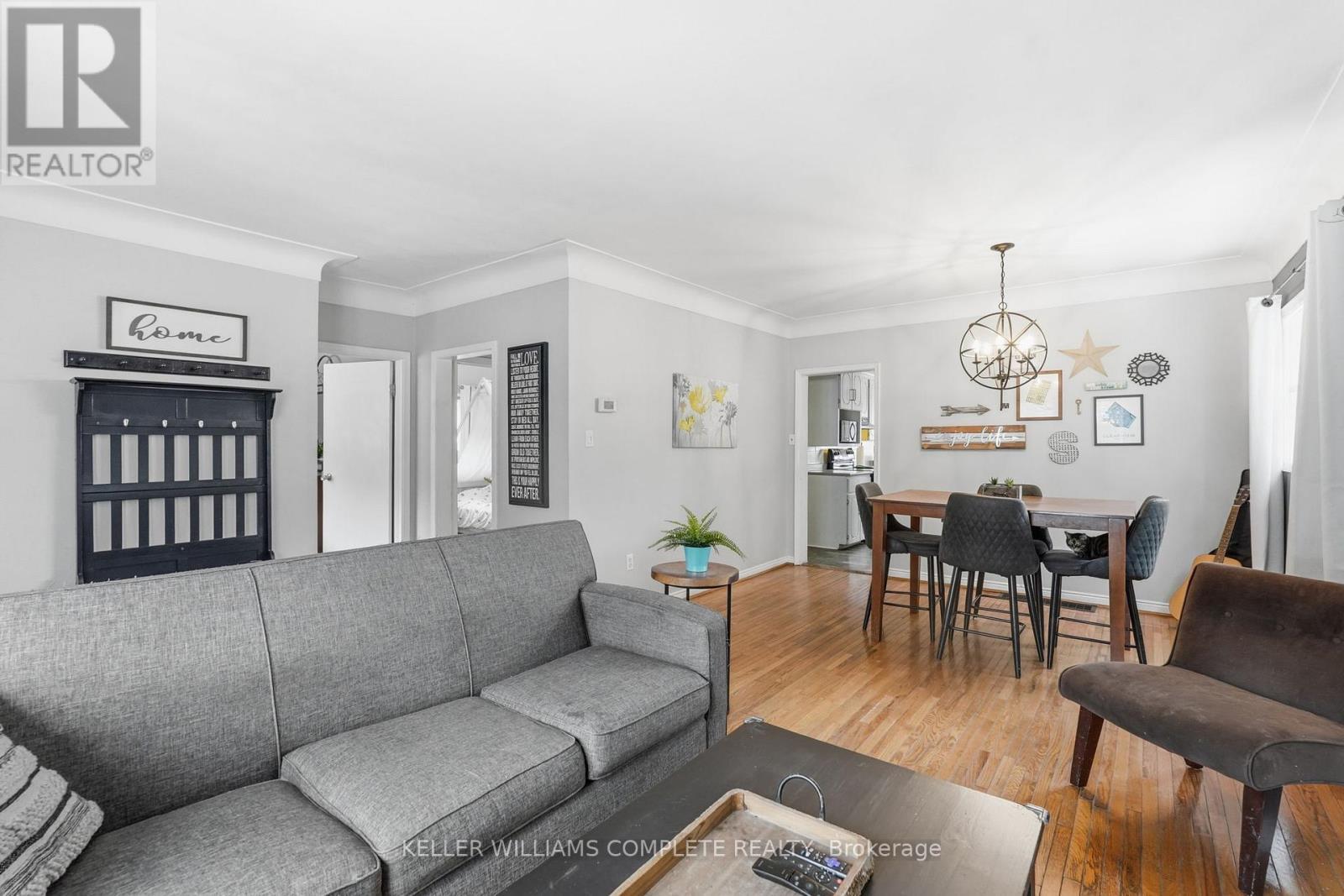 20 East 18Th Street, Hamilton, ON - Indoor Photo Showing Living Room