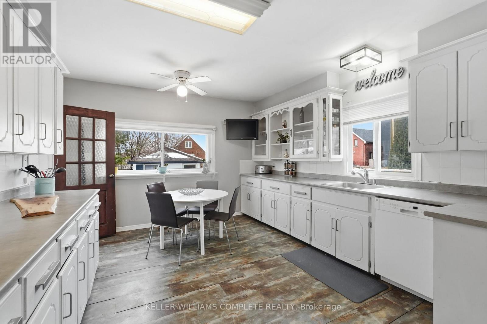 20 East 18Th Street, Hamilton, ON - Indoor Photo Showing Kitchen