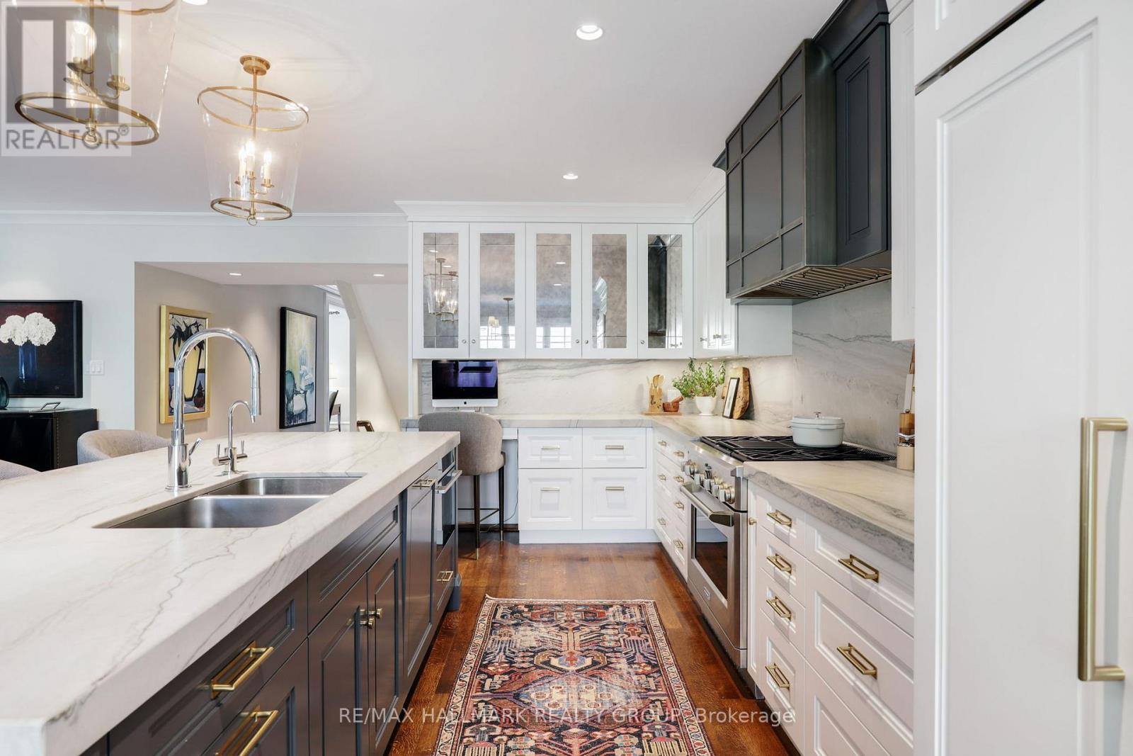 525 Piccadilly Avenue, Ottawa, ON - Indoor Photo Showing Kitchen With Double Sink With Upgraded Kitchen