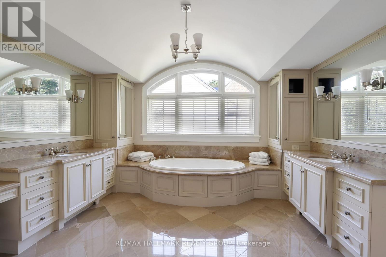 525 Piccadilly Avenue, Ottawa, ON - Indoor Photo Showing Bathroom