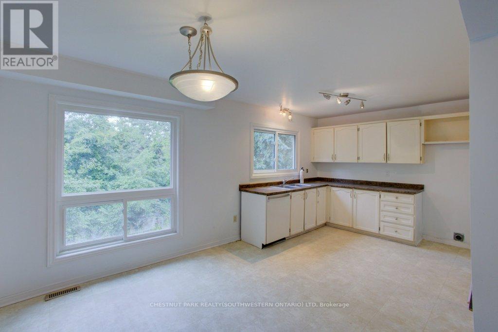 36 Fox Run, Barrie, ON - Indoor Photo Showing Kitchen