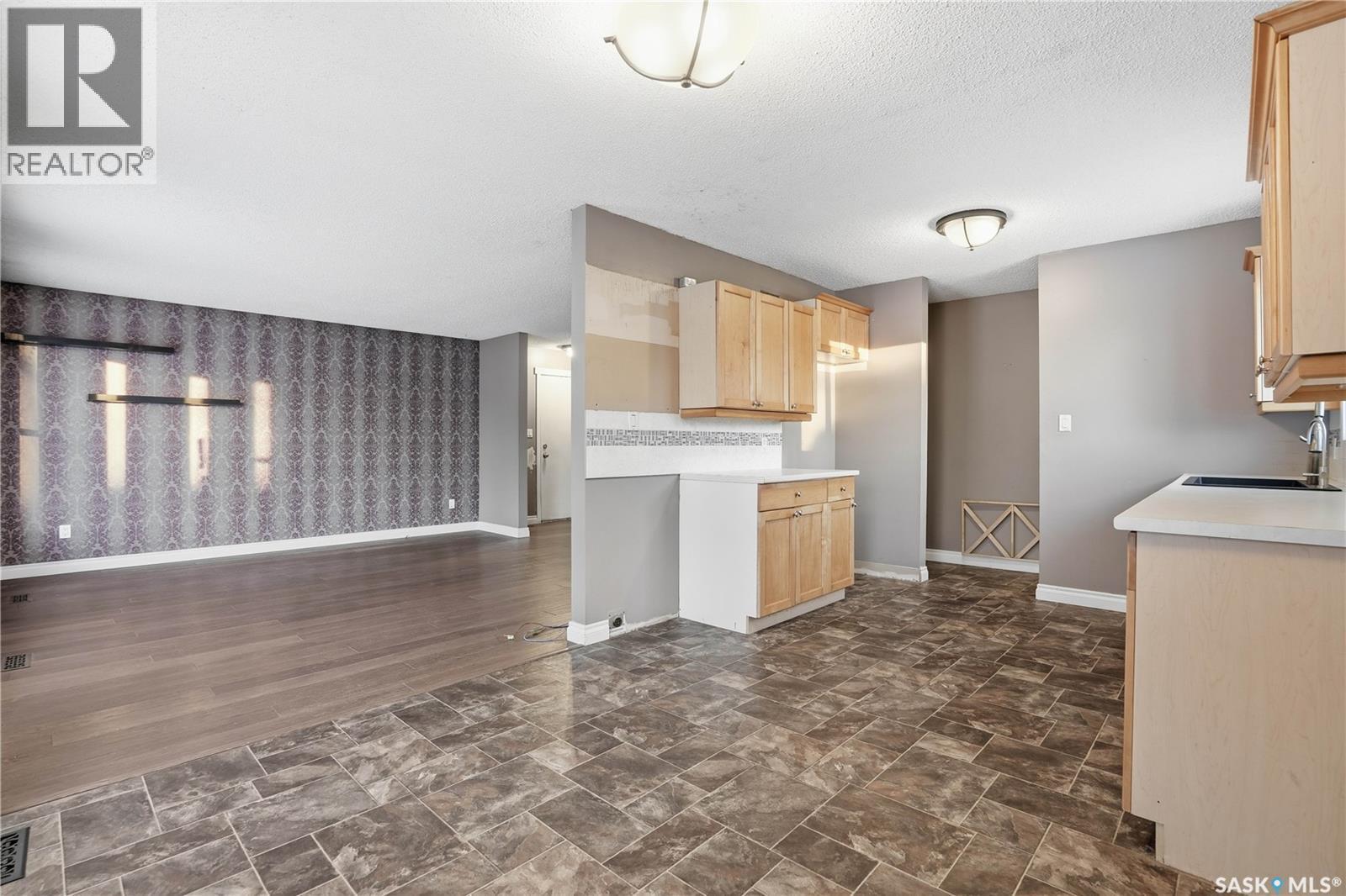 62 Vernon Crescent, Regina, SK - Indoor Photo Showing Kitchen