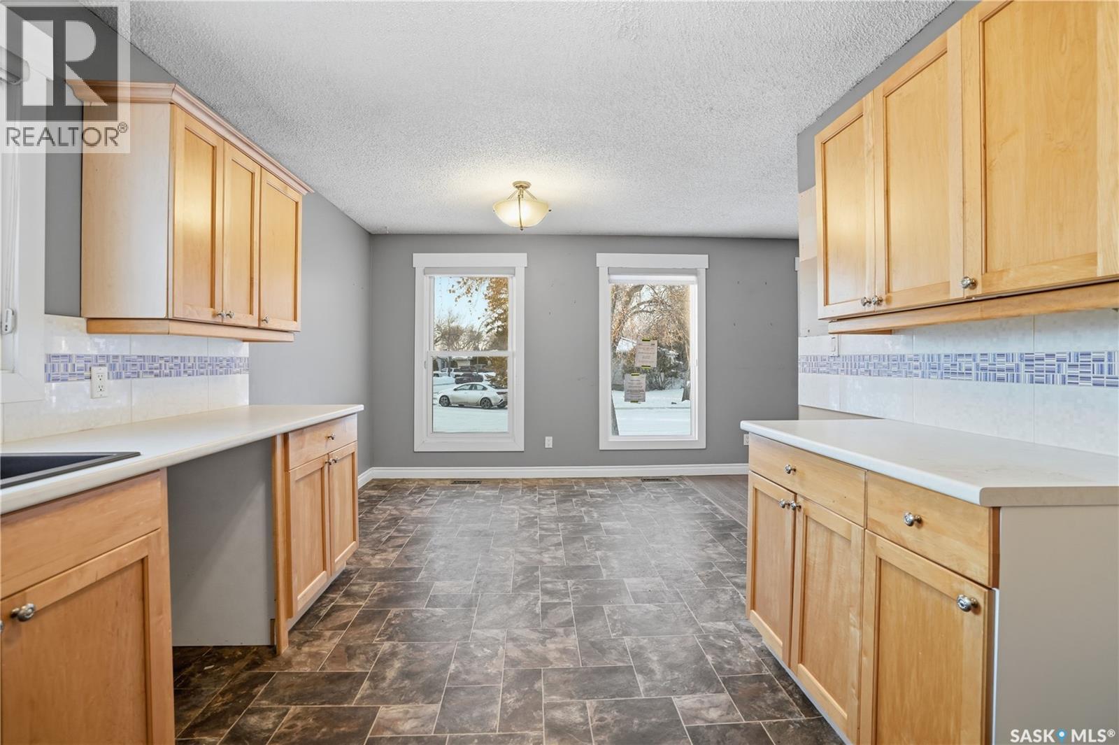 62 Vernon Crescent, Regina, SK - Indoor Photo Showing Kitchen
