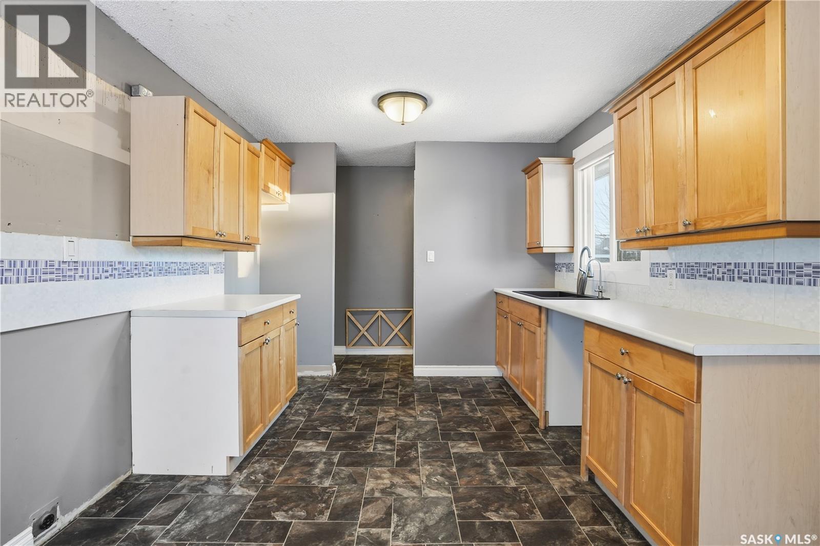 62 Vernon Crescent, Regina, SK - Indoor Photo Showing Kitchen