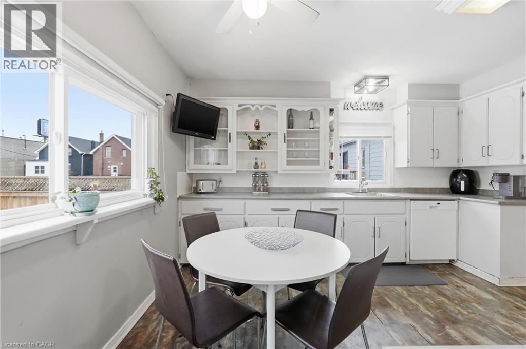 20 East 18Th Street, Hamilton, ON - Indoor Photo Showing Dining Room
