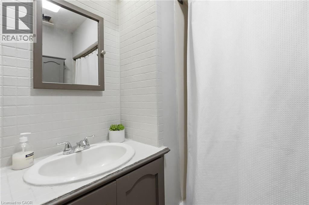 20 East 18Th Street, Hamilton, ON - Indoor Photo Showing Bathroom