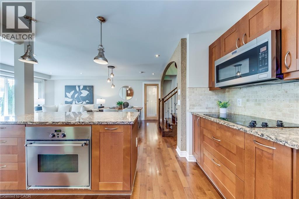 5281 Cindy Lane, Burlington, ON - Indoor Photo Showing Kitchen With Upgraded Kitchen