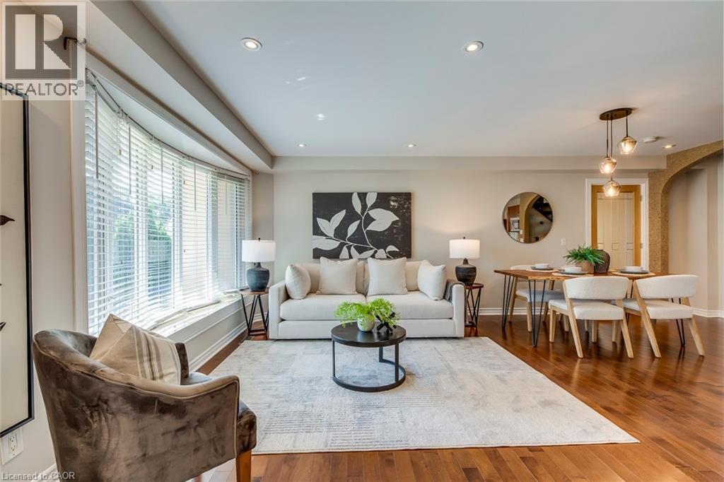 5281 Cindy Lane, Burlington, ON - Indoor Photo Showing Living Room