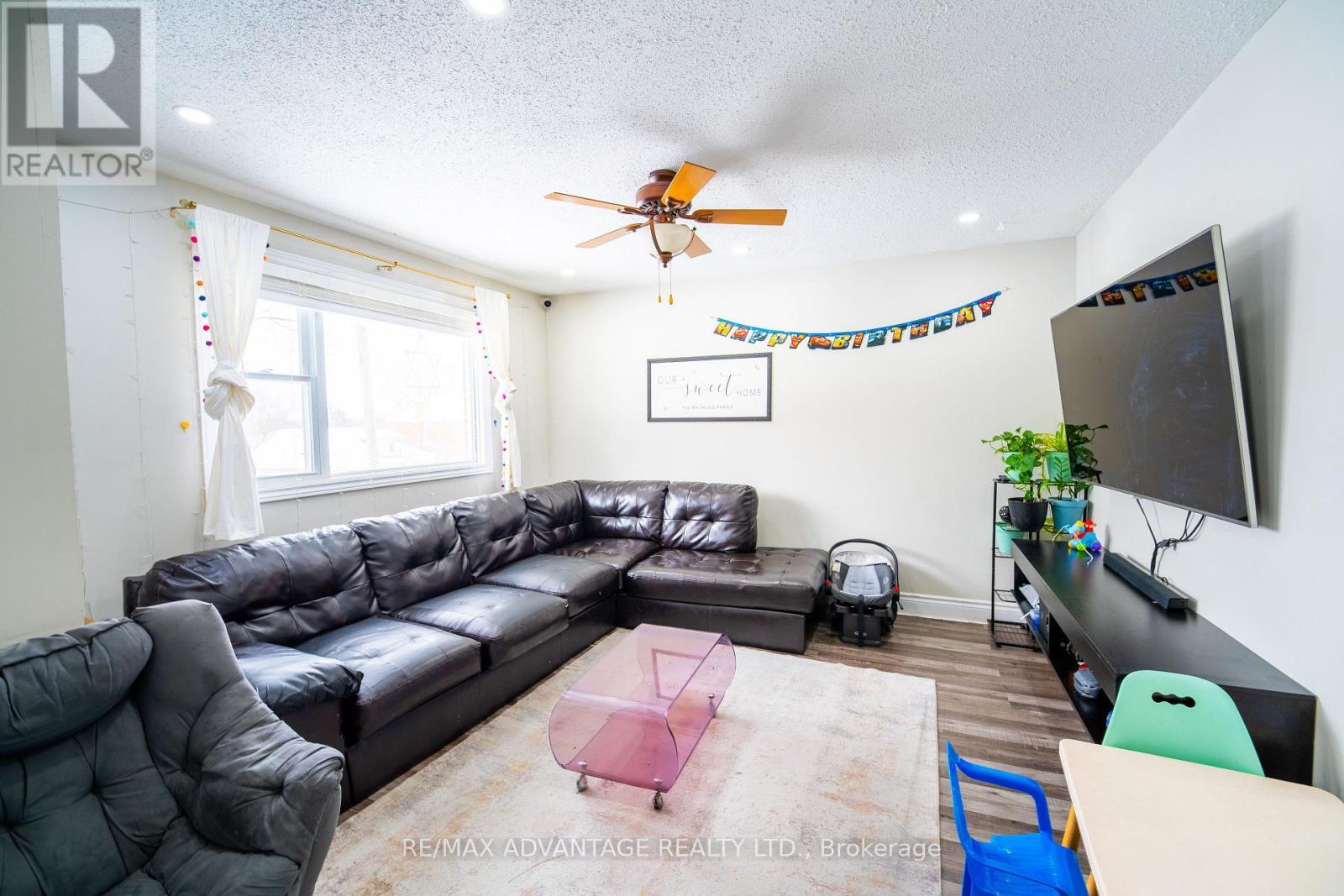 46 Forest Road, Cambridge, ON - Indoor Photo Showing Living Room