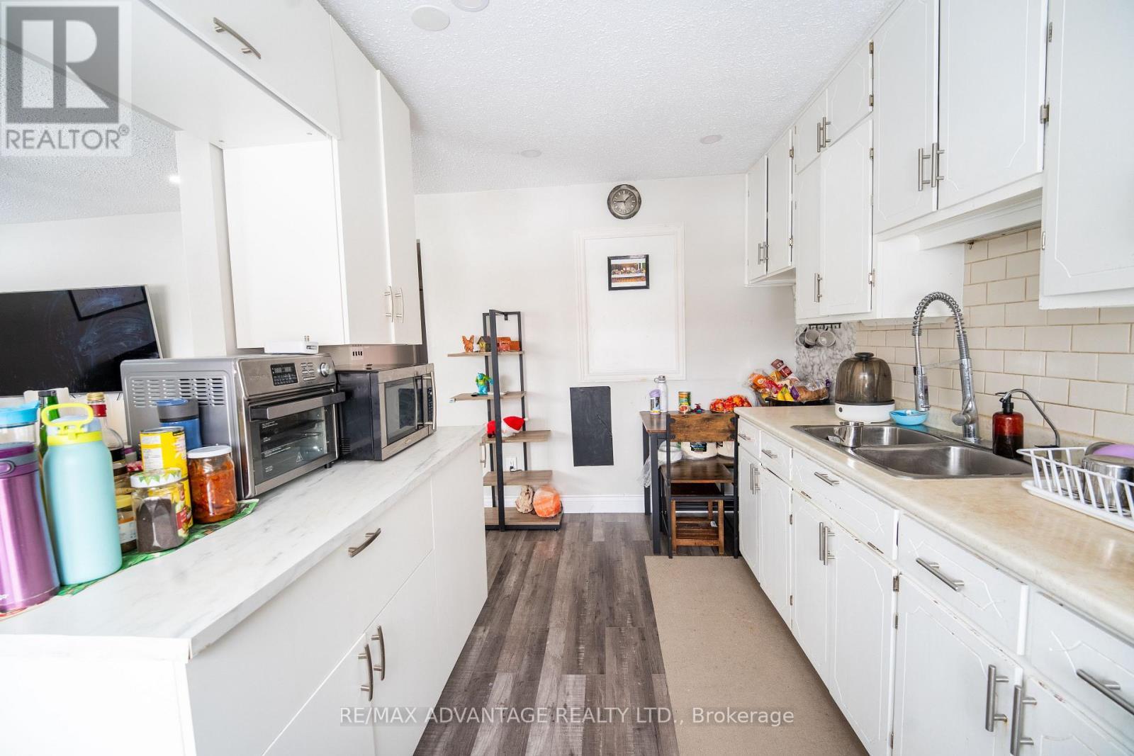 46 Forest Road, Cambridge, ON - Indoor Photo Showing Kitchen With Double Sink