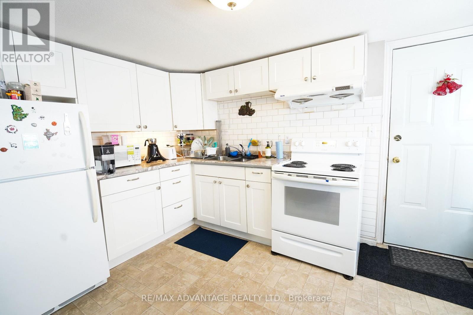 46 Forest Road, Cambridge, ON - Indoor Photo Showing Kitchen With Double Sink