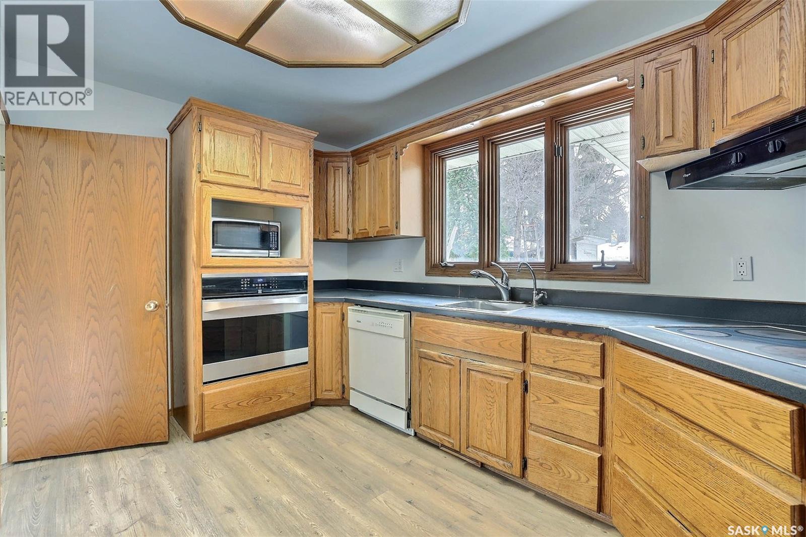 14 Deergrove Crescent, Regina, SK - Indoor Photo Showing Kitchen With Double Sink