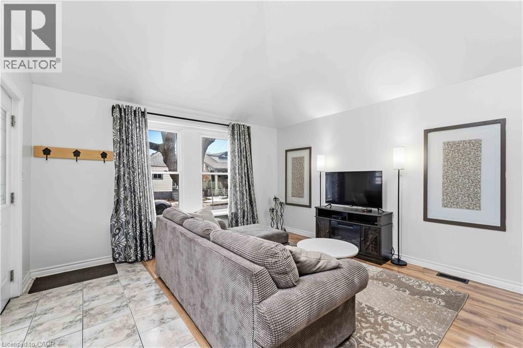 74 Province Street N, Hamilton, ON - Indoor Photo Showing Living Room