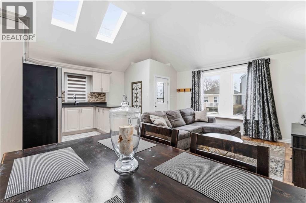 74 Province Street N, Hamilton, ON - Indoor Photo Showing Living Room