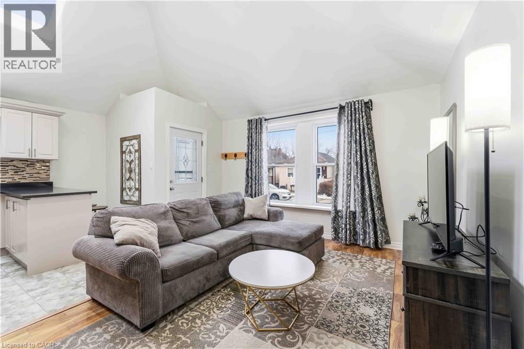 74 Province Street N, Hamilton, ON - Indoor Photo Showing Living Room