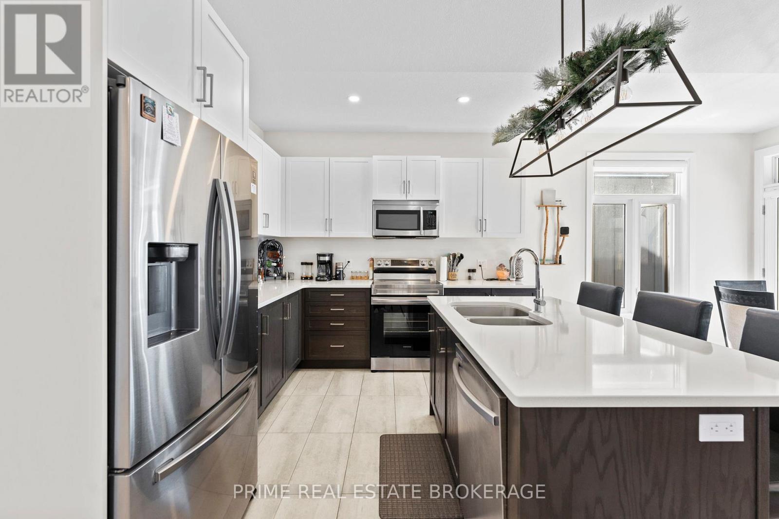 15 Compass Trail, Central Elgin, ON - Indoor Photo Showing Kitchen With Stainless Steel Kitchen With Double Sink With Upgraded Kitchen