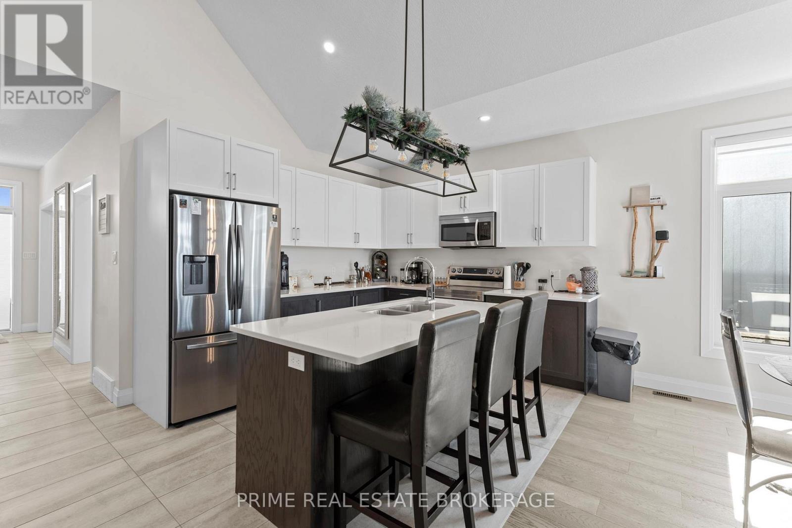 15 Compass Trail, Central Elgin, ON - Indoor Photo Showing Kitchen With Stainless Steel Kitchen With Upgraded Kitchen
