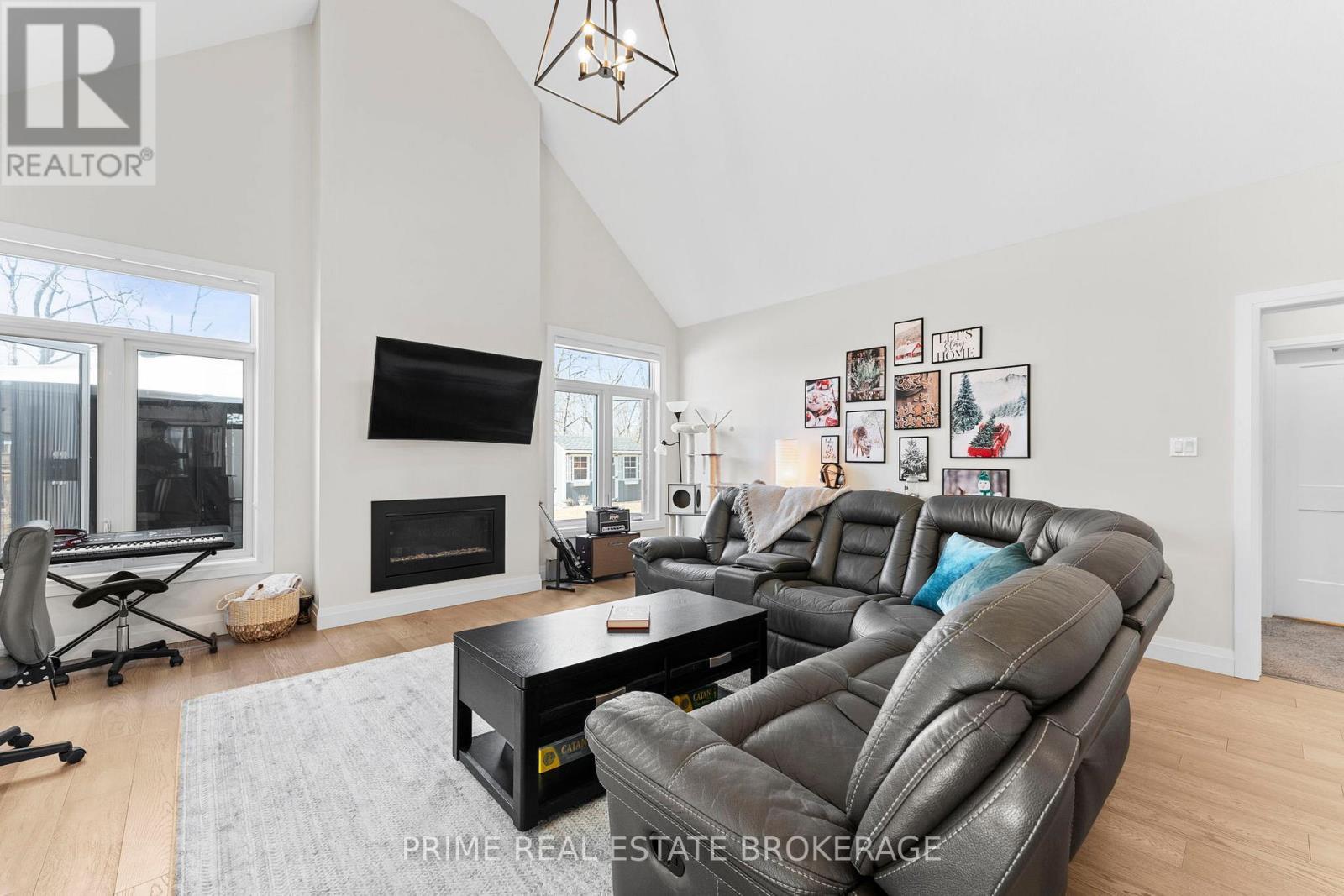 15 Compass Trail, Central Elgin, ON - Indoor Photo Showing Living Room With Fireplace